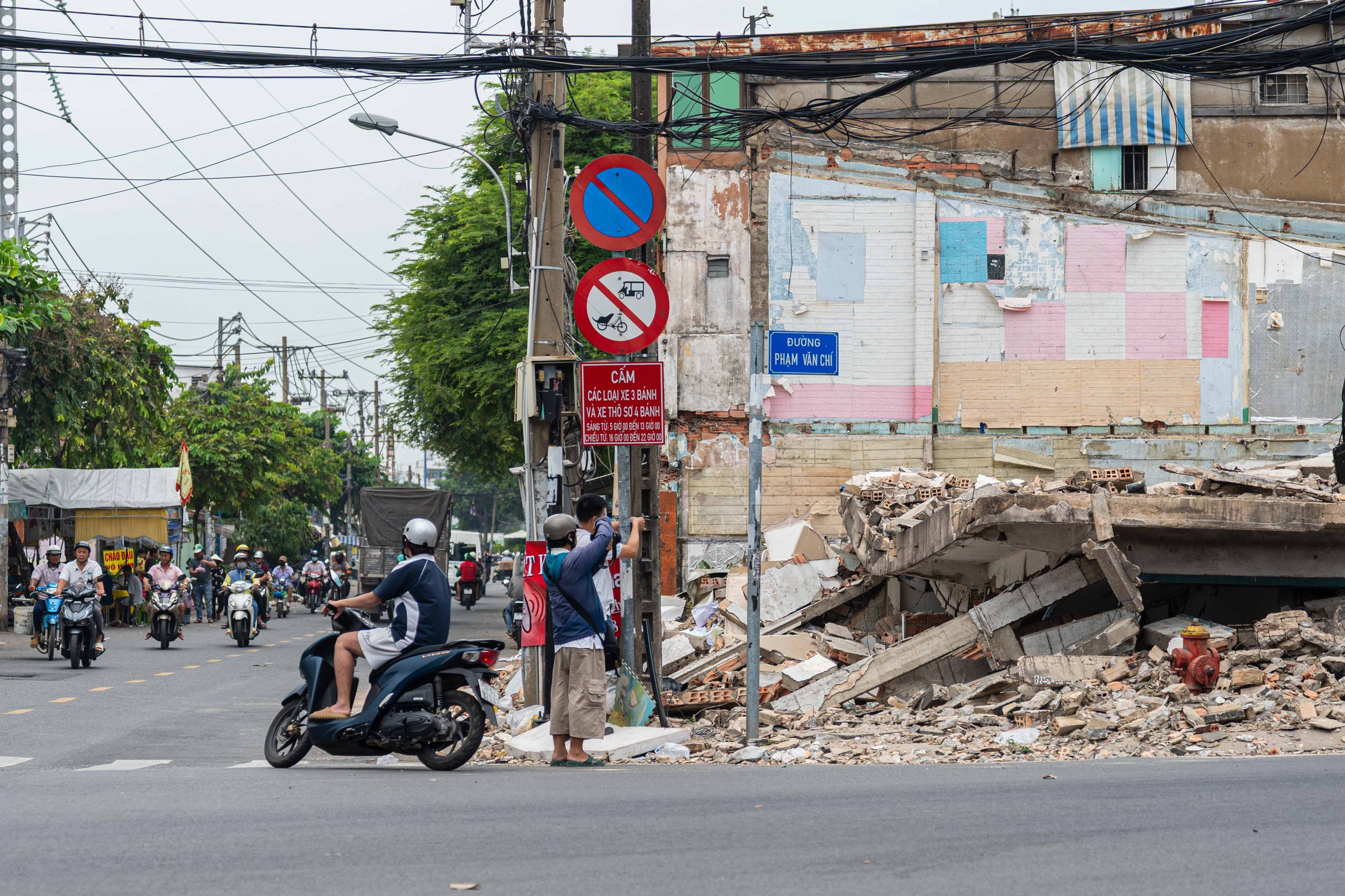 Cận cảnh đại công trường cầu đường Bình Tiên 6.300 tỷ: Máy móc rầm rộ san lấp mặt bằng, BĐS khu Nam chờ trục kết nối mới  - Ảnh 4.