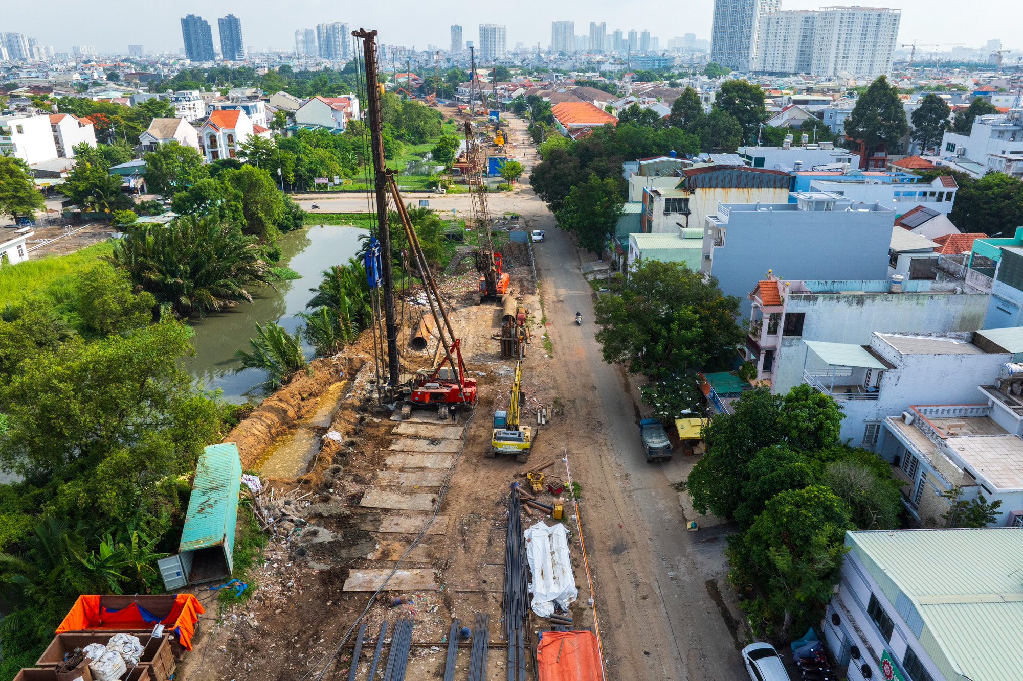 Cận cảnh đại công trường cầu đường Bình Tiên 6.300 tỷ: Máy móc rầm rộ san lấp mặt bằng, BĐS khu Nam chờ trục kết nối mới  - Ảnh 10.