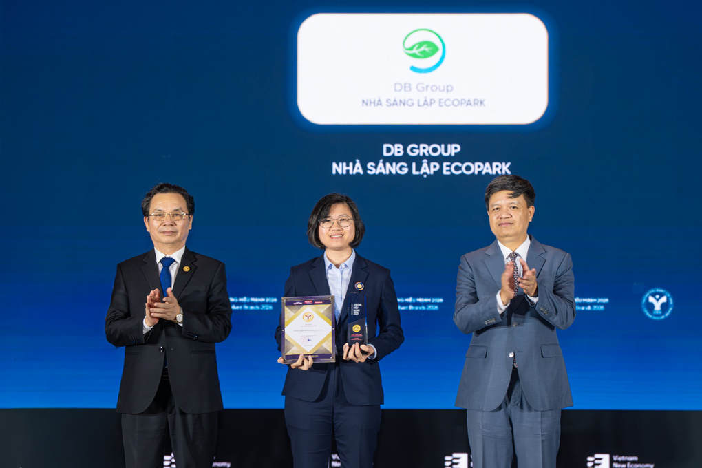 Bà Mai Thị Hồng Quyên - Giám đốc Kinh doanh và Marketing Nhà sáng lập Ecopark nhận giải thưởng tại Chương trình Lễ công bố và vinh danh Thương hiệu mạnh năm 2026. Ảnh: Ecopark